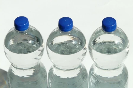  Detectan partículas de plástico en agua embotellada de las mejores marcas